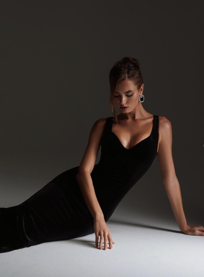 Elegant black velvet mermaid gown with a V-neckline, perfect for formal galas and evening events.