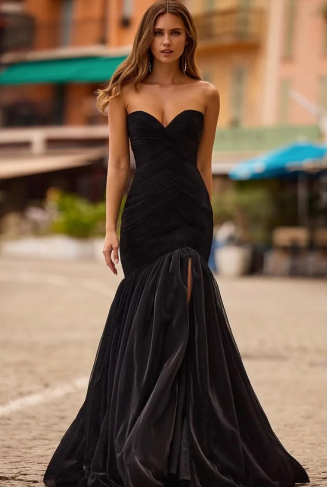 Black slim-fit evening dress with a sweetheart neckline, ruched bodice, and a dramatic floor-length pleated skirt.