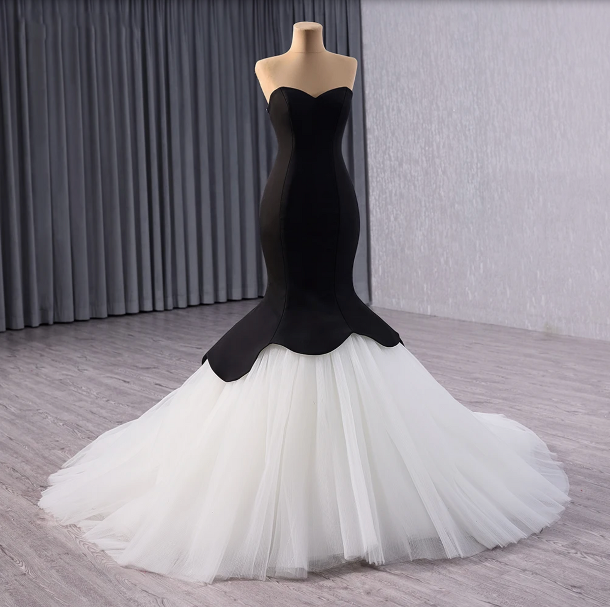Hepburn Audrey Gown