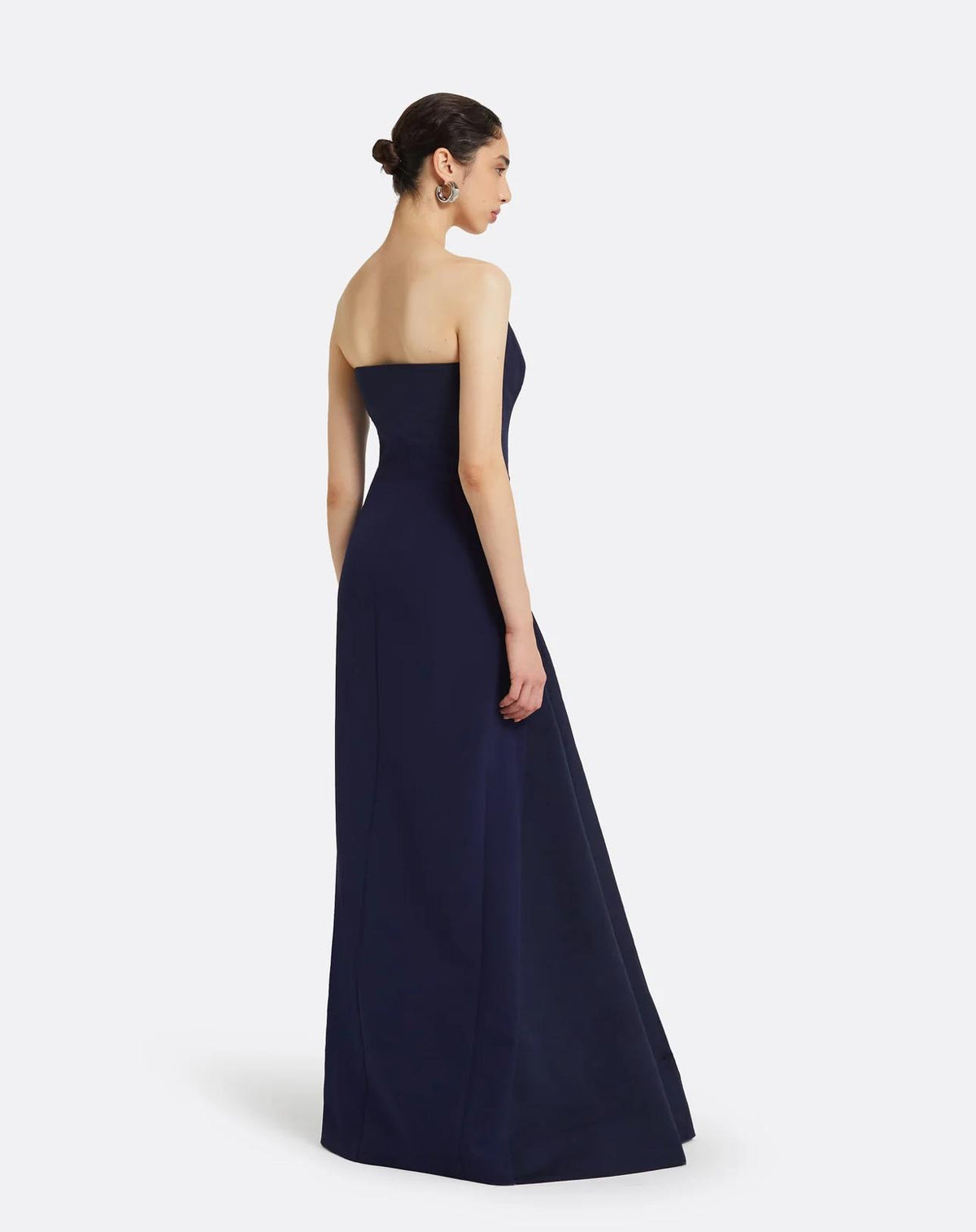 Elegant dark blue strapless mermaid gown in luxurious taffeta with a floor-length silhouette for evening wear.